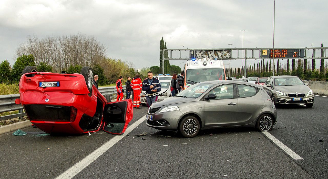 Accidente de dos vehículos en la autopistaa