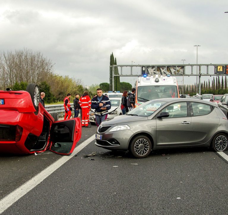 Accidente de dos vehículos en la autopistaa