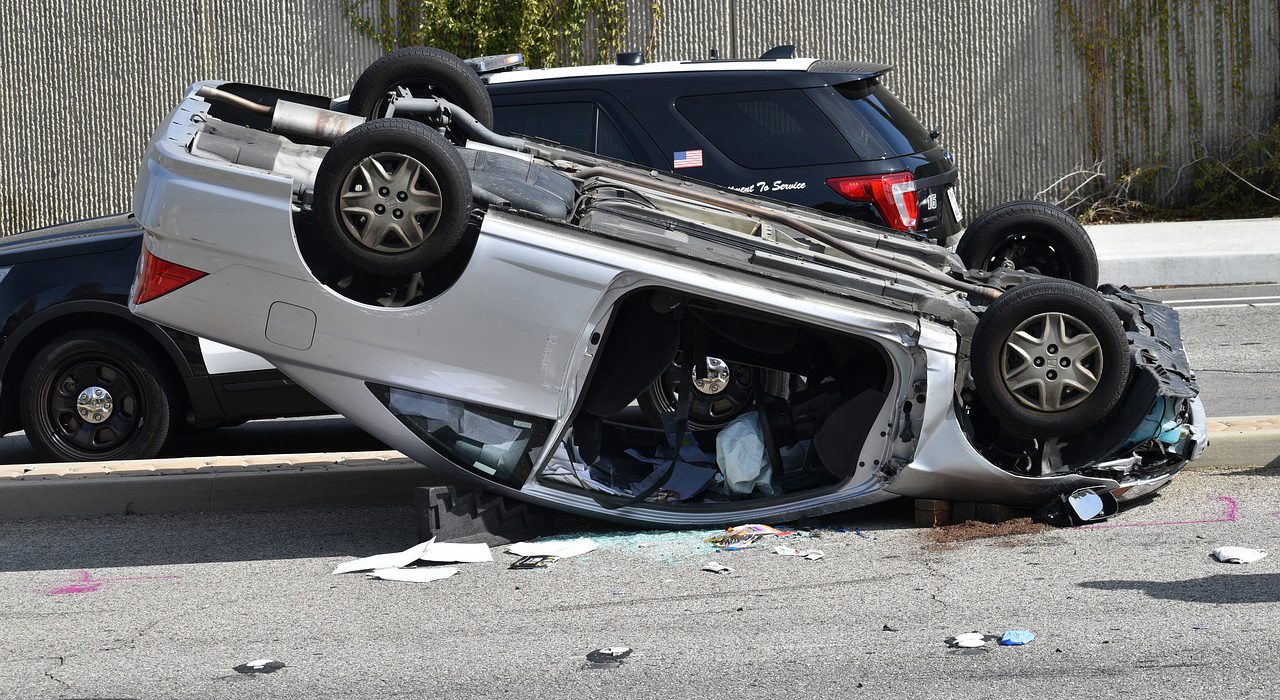 Coche volcado por un accidente en la carretera