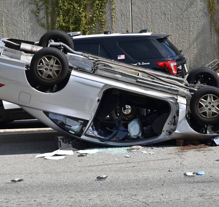 Coche volcado por un accidente en la carretera