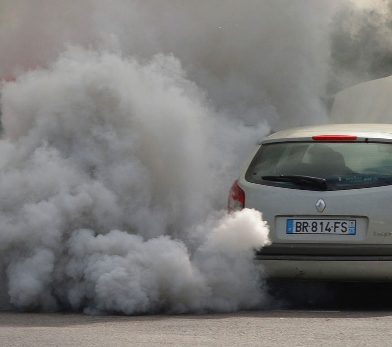 Humo saliendo de coches contaminando