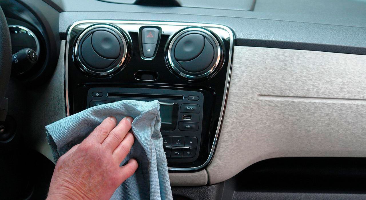 Limpieza del salpicadero de un coche de la flota