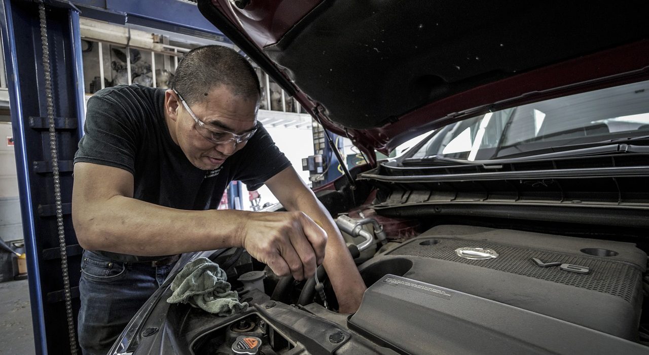 Mecánico reparando un coche