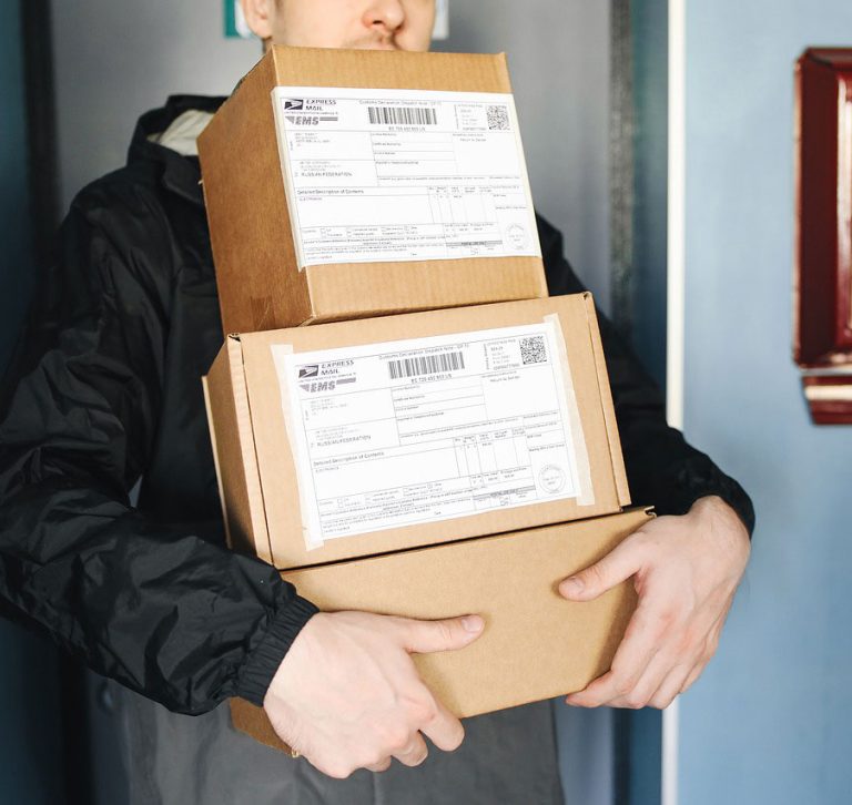Transportista entregando las cajas de un pedido