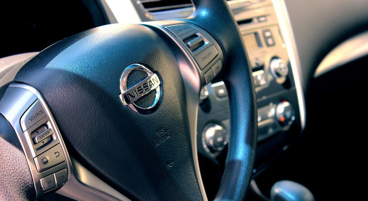 Volante de Nissan en el interior de un coche