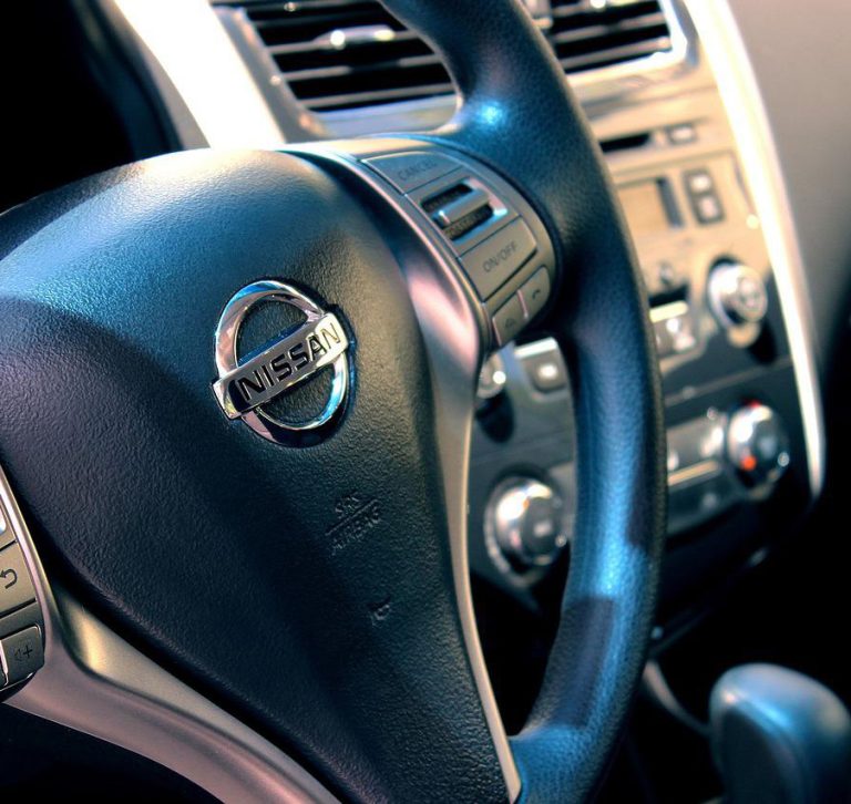 Volante de Nissan en el interior de un coche